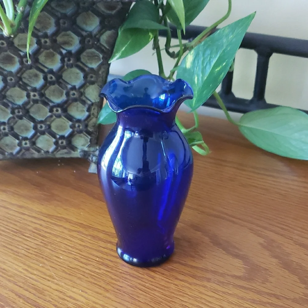 Vtg Blue Glass Bud Vase - Approx 5 1/4